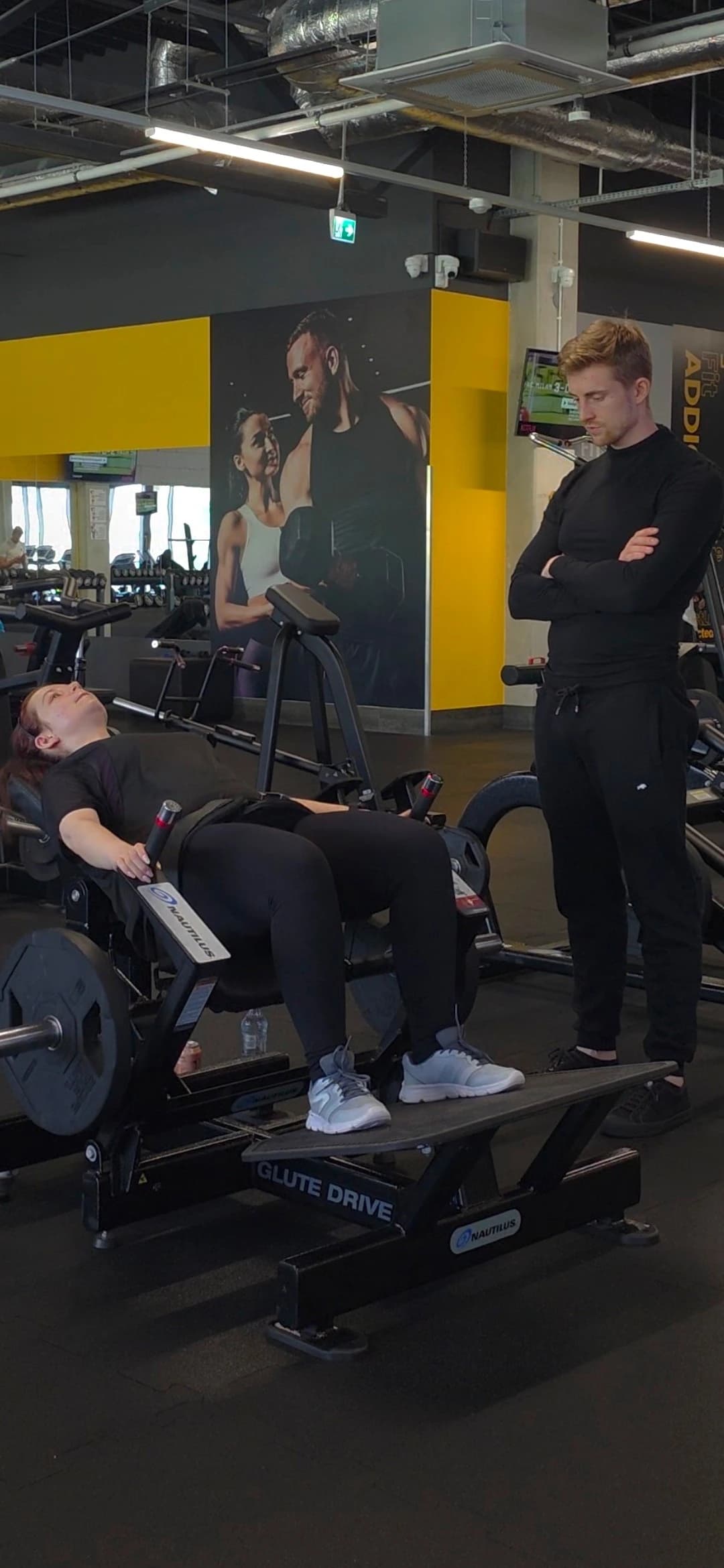 Trening na siłowni z trenerem